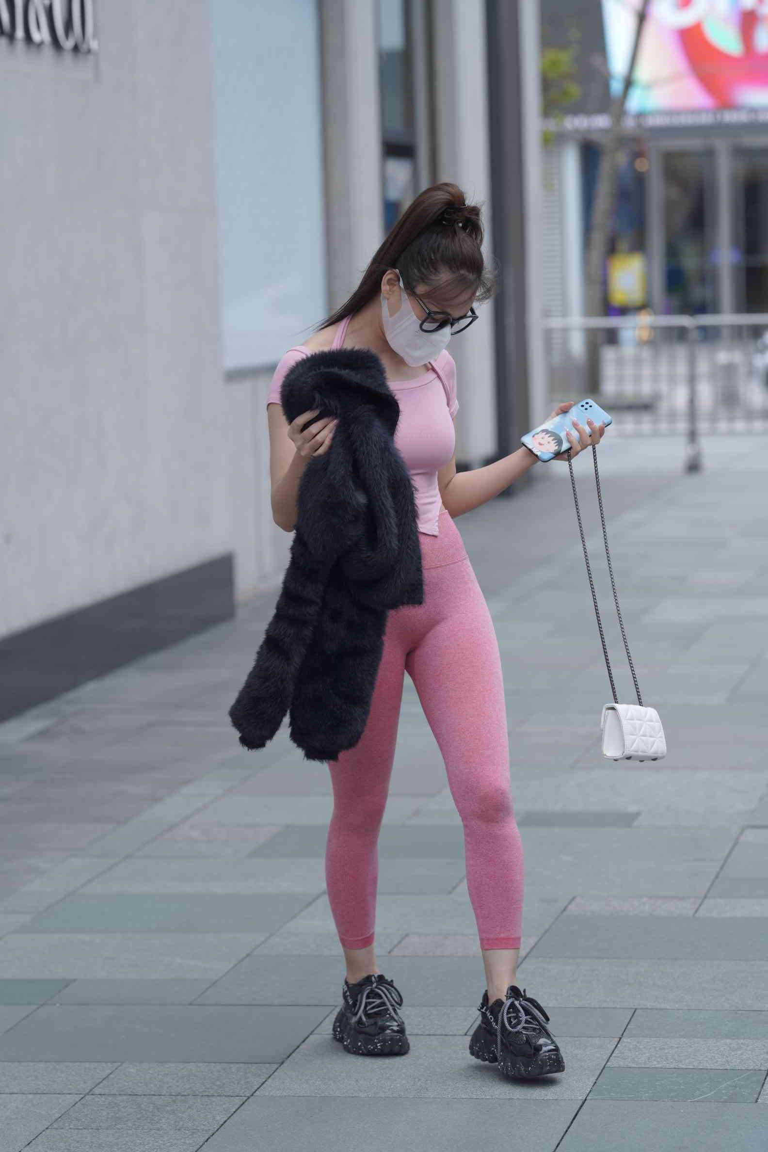 粉红色瑜伽裤的眼镜妹妹【93P】04019-虎哥图库