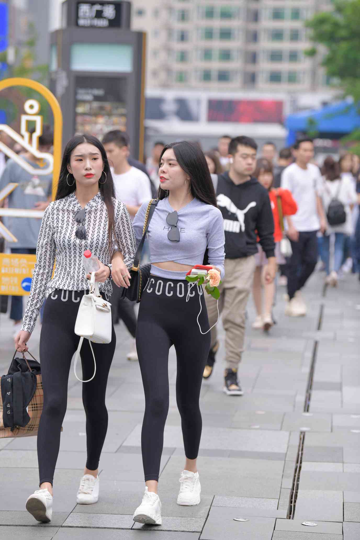 图片[2]-【免费】逛街的两个瑜伽裤姑娘【40P】04030-虎哥图库