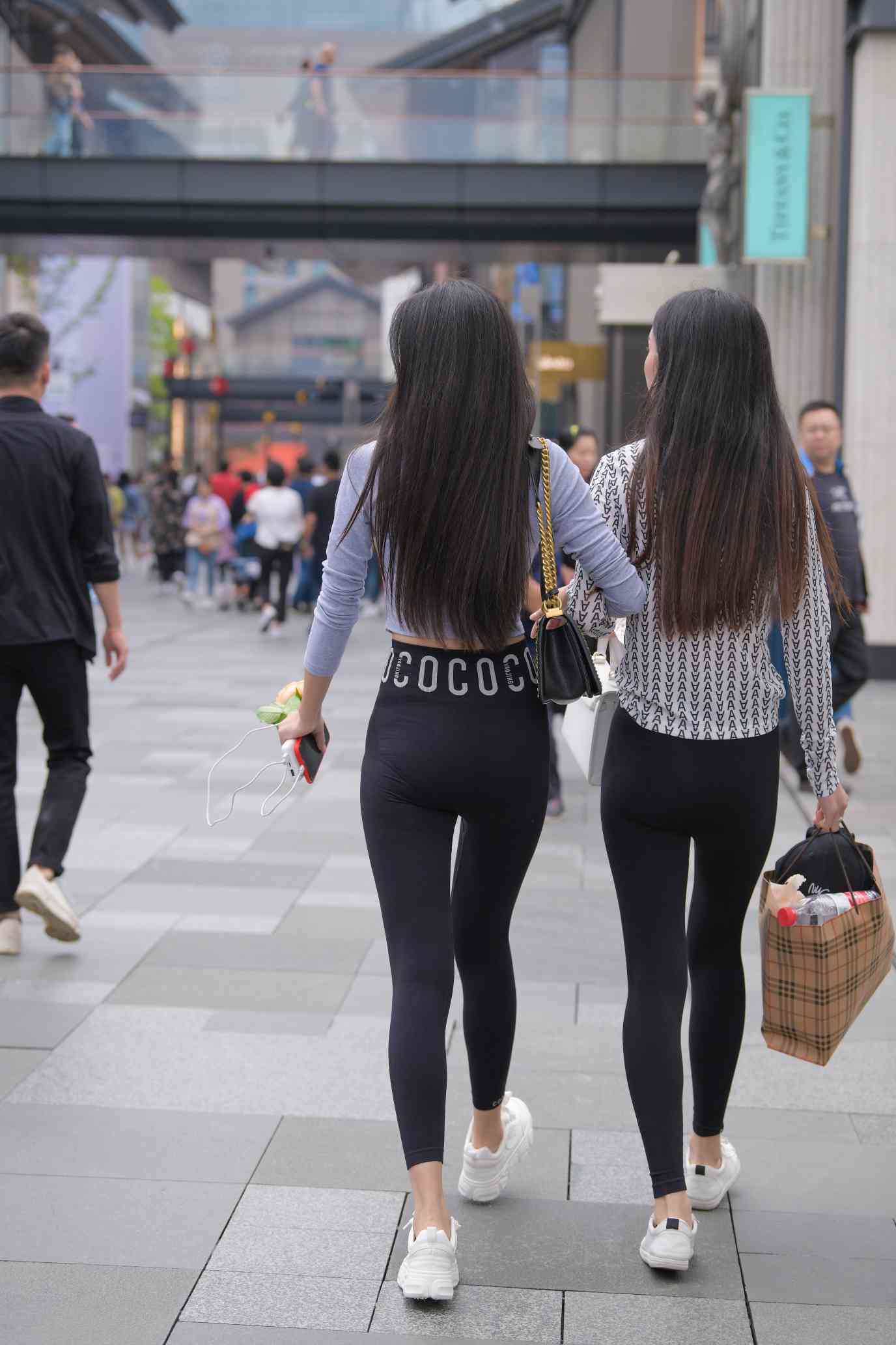 图片[3]-【免费】逛街的两个瑜伽裤姑娘【40P】04030-虎哥图库