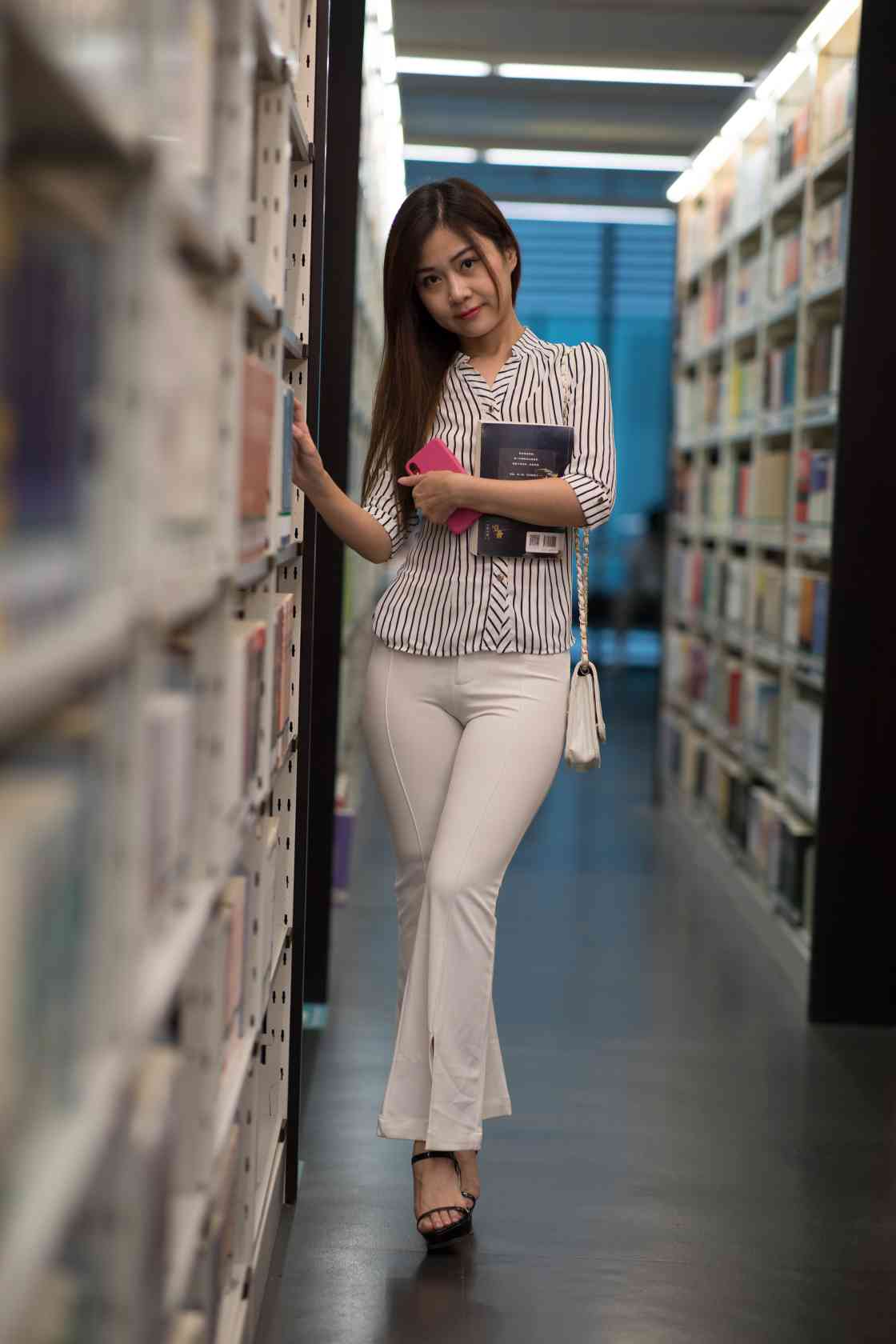 图片[5]-逛书店的白色紧身裤女孩【450P】04040-虎哥图库