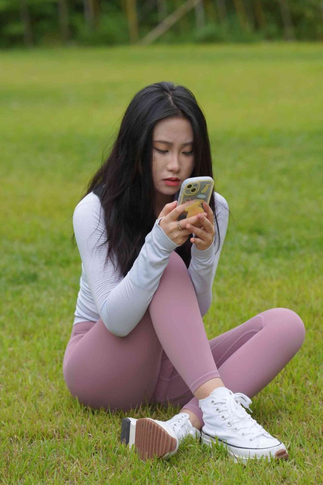 坐在草地玩手机的瑜伽姑娘【733P】04012-虎哥图库