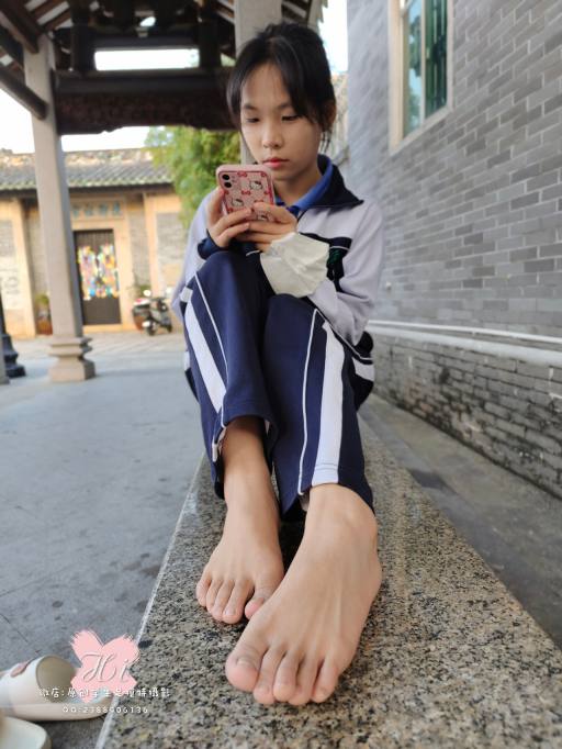 【免费】专心致志玩手机的女孩【42P】20028-虎哥图库