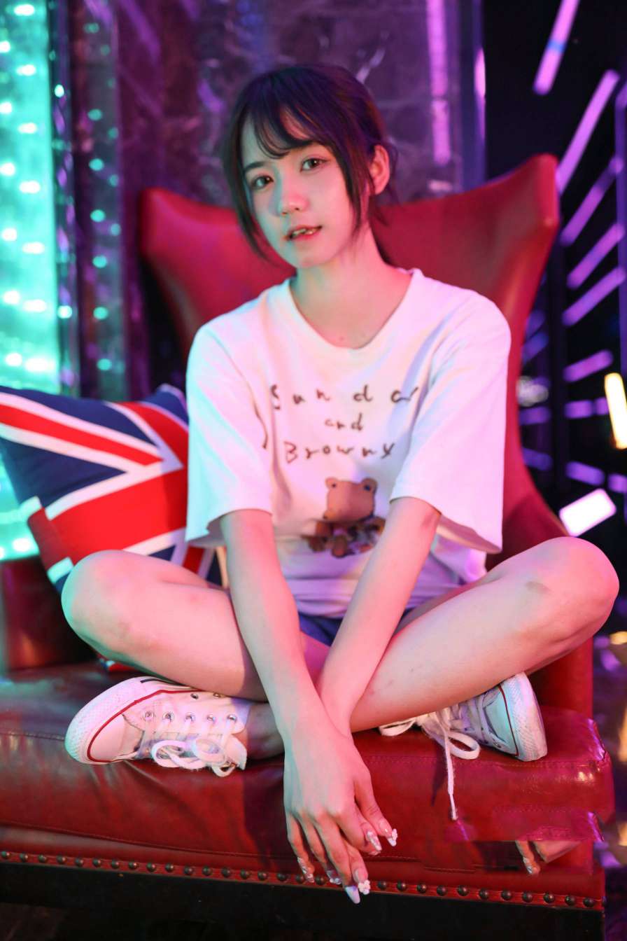 图片[2]-KTV里唱歌的长腿帆布鞋女孩【102P】20015-虎哥图库