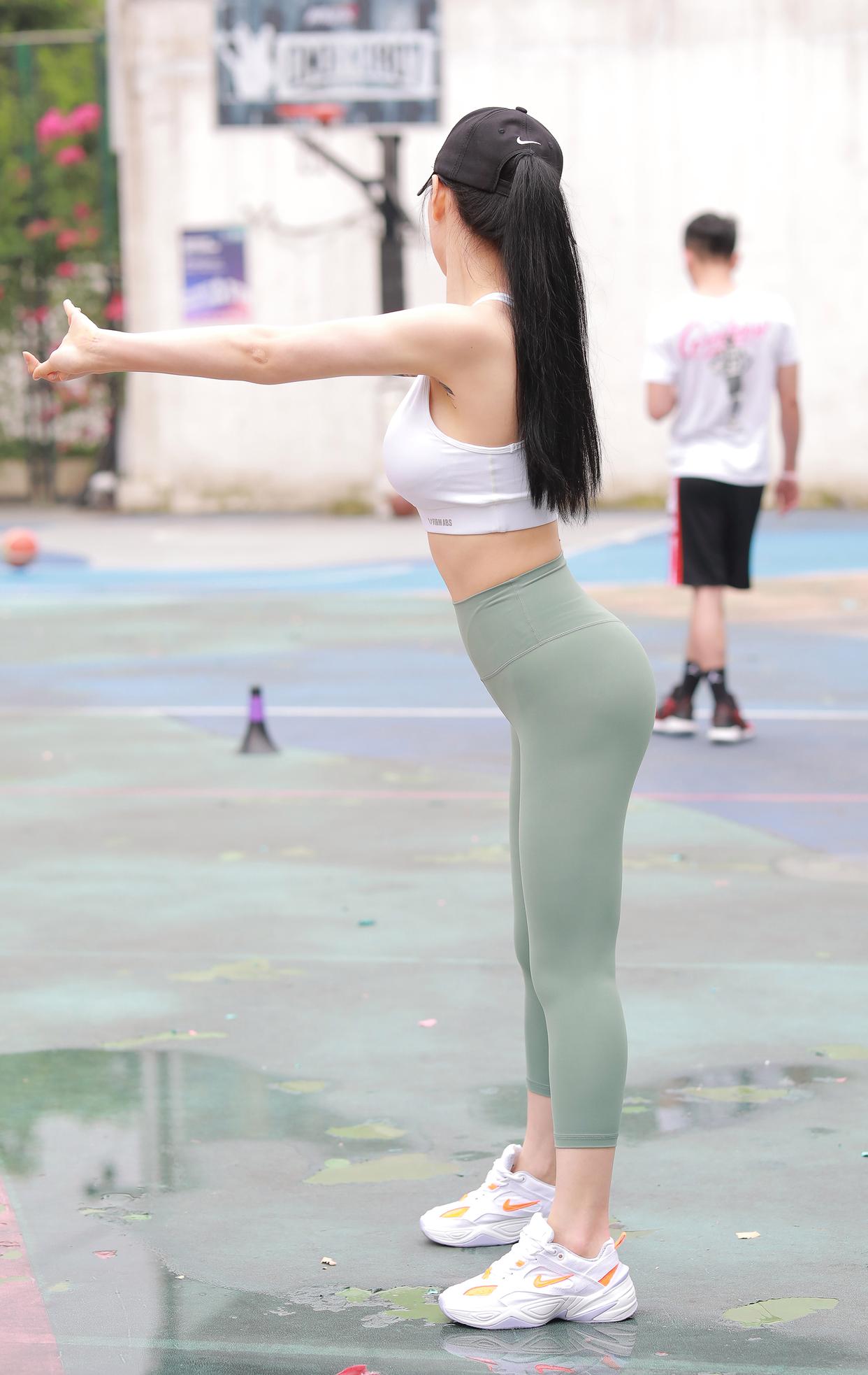 打扮很休闲的瑜伽裤女孩 J1600 415P3V-10.4GB-虎哥图库