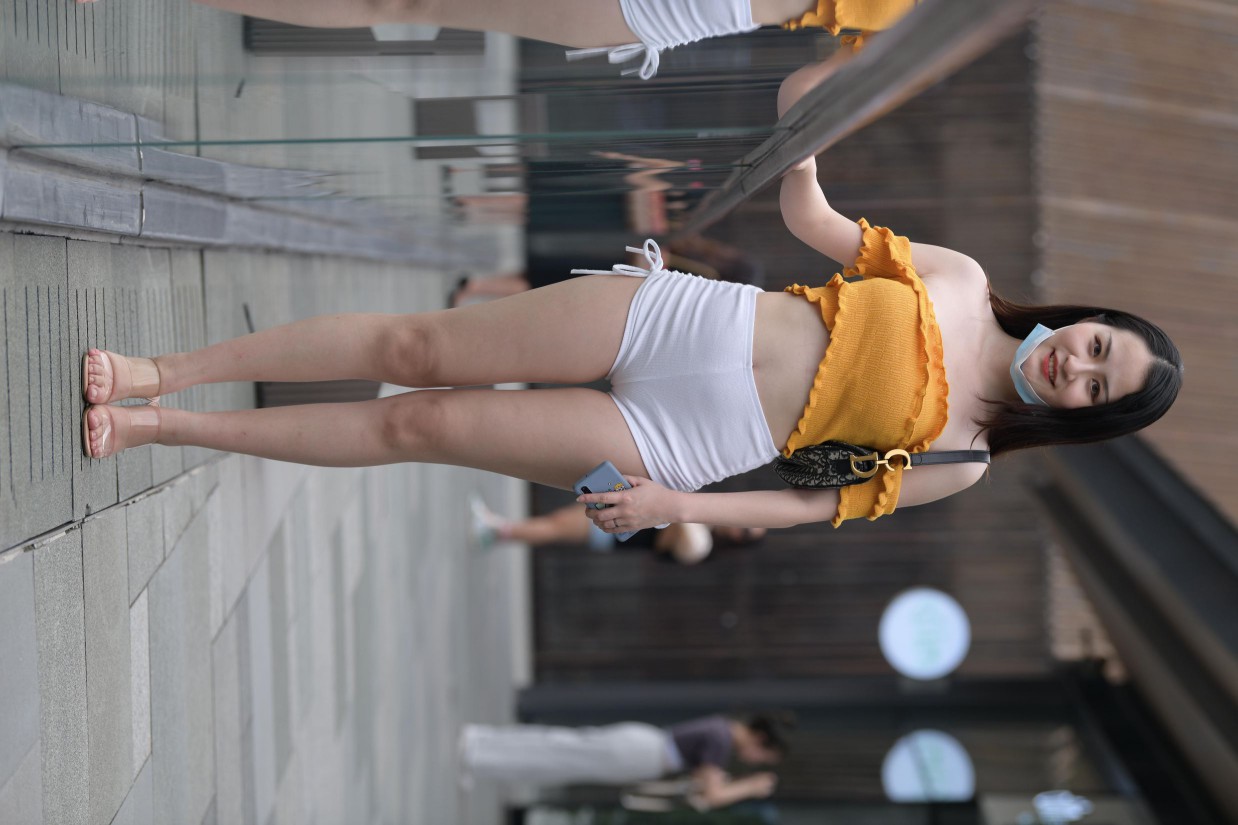 图片[2]-高腰白色短裤的漂亮女孩【767P】00065-虎哥图库