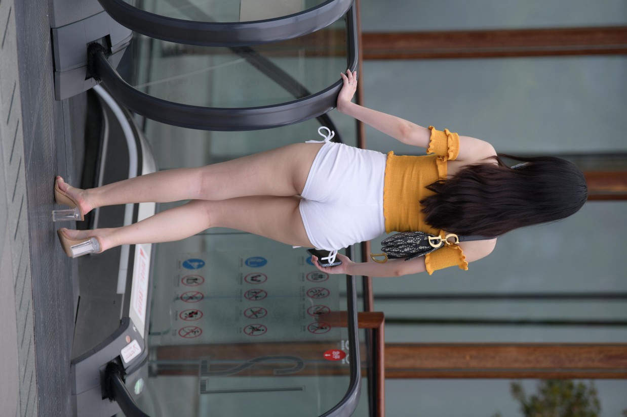 图片[3]-高腰白色短裤的漂亮女孩【767P】00065-虎哥图库