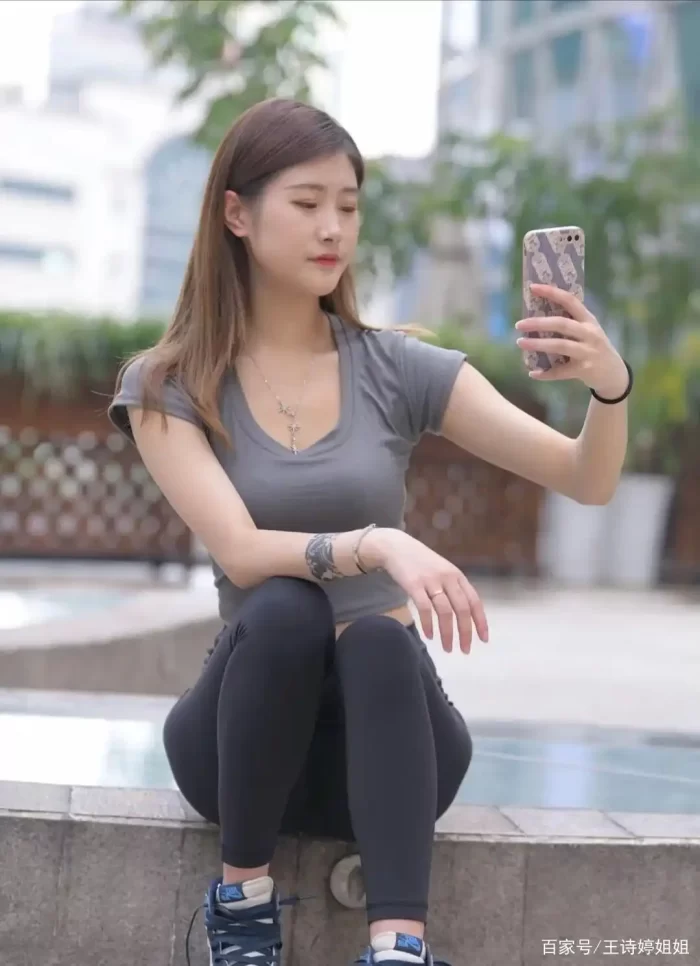 图片[2]-有小虎牙非常甜美的瑜伽裤女孩-虎哥图库