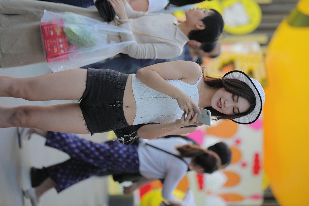 图片[2]-非常时尚阳光的牛仔热裤女孩【808P】00064-虎哥图库