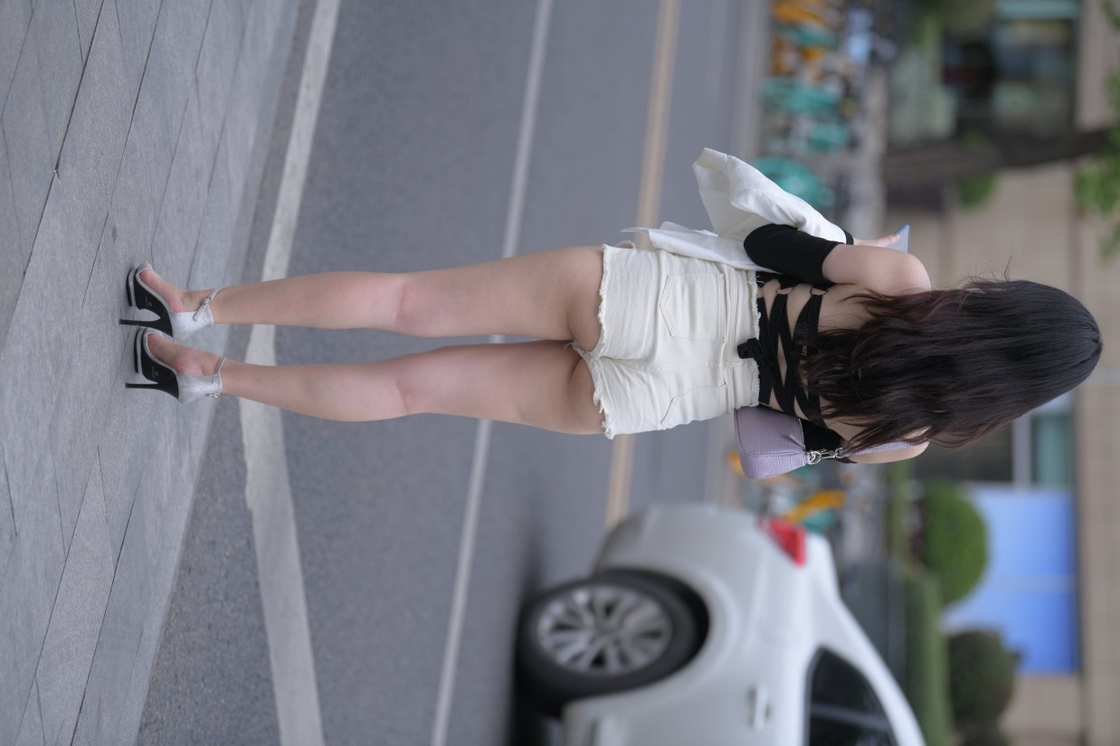 图片[2]-长发飘飘的白色热裤美丽女孩【49P】00029-虎哥图库