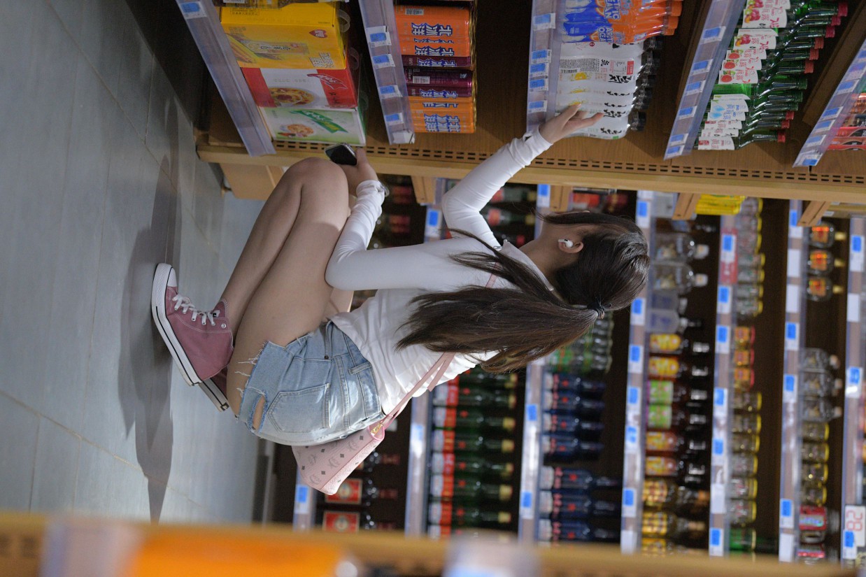 图片[5]-紧身牛仔短裤骑自行车的漂亮女孩【588P】00053-虎哥图库
