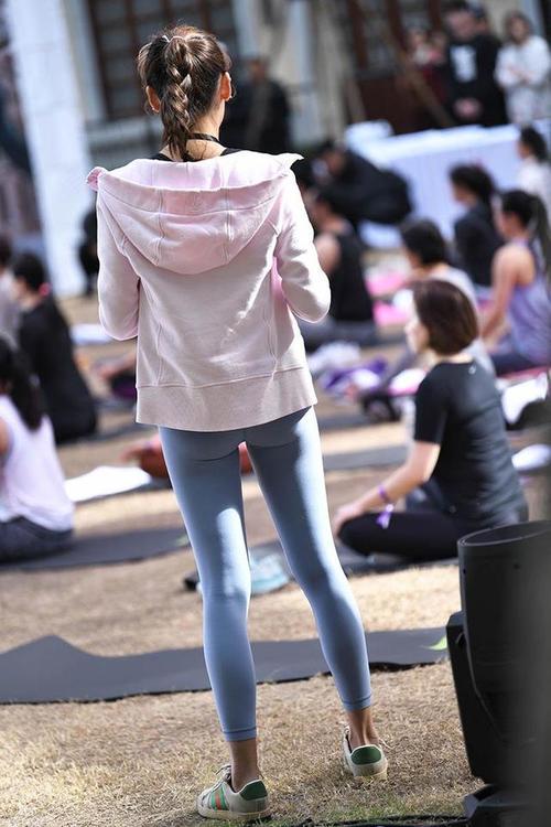 图片[2]-在广场看热闹的瑜伽裤女人-虎哥图库