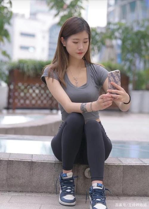 有小虎牙非常甜美的瑜伽裤女孩-虎哥图库