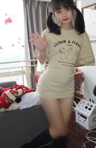 图片[9]-网格丝袜的清纯双马尾小姑娘-虎哥图库