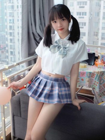 图片[7]-网格丝袜的清纯双马尾小姑娘-虎哥图库