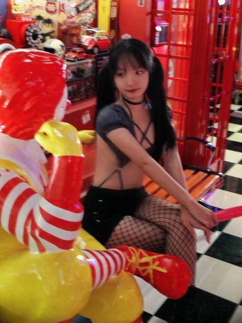 图片[3]-网格丝袜的清纯双马尾小姑娘-虎哥图库