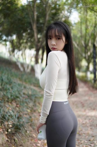 图片[9]-穿瑜伽裤爬山的长发少女-虎哥图库