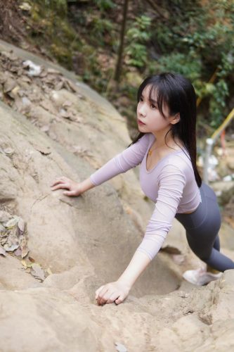 图片[8]-穿瑜伽裤爬山的长发少女-虎哥图库