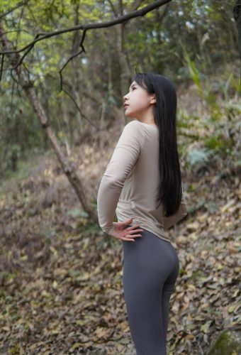 图片[5]-穿瑜伽裤爬山的长发少女-虎哥图库