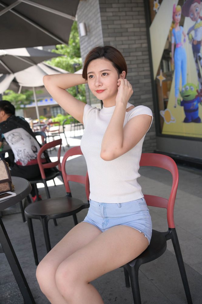 短发牛仔的漂亮女生【2.4G】-虎哥图库