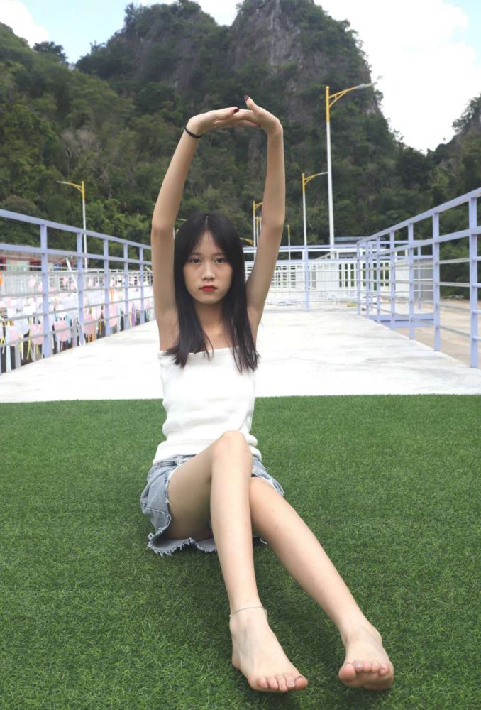 坐在草地上的长发女孩【172P】20012-虎哥图库