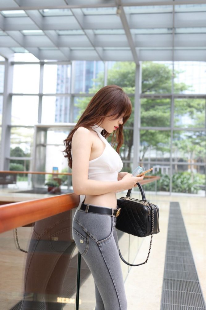 紧身牛仔裤烫发女孩逛商场【124】00026-虎哥图库