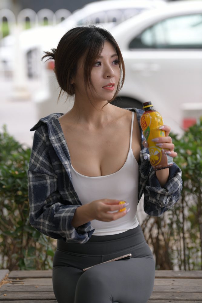 喝饮料的瑜伽裤女孩J2242 383P1V-17.5GB-虎哥图库