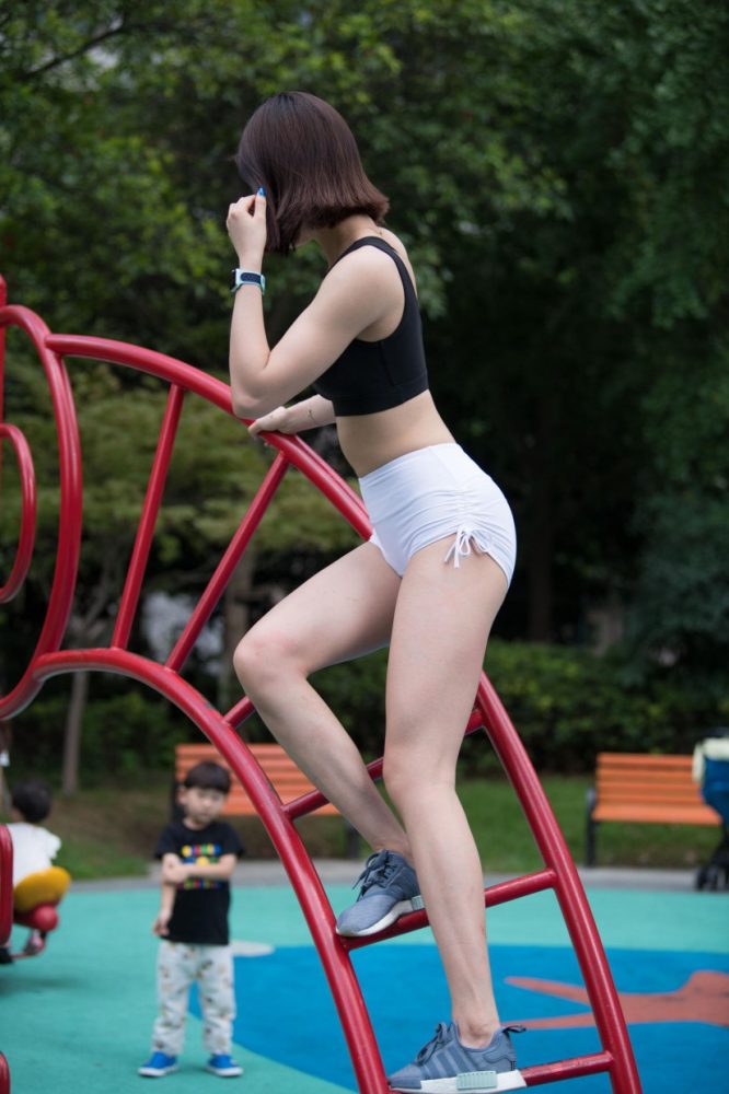 在户外玩耍的白色短裤漂亮姑娘【239P】00061-虎哥图库