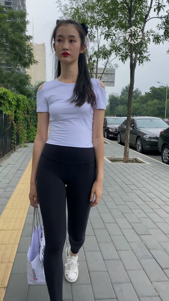 黑色瑜伽裤逛街的女孩J4000 MP4-7.76GB-虎哥图库