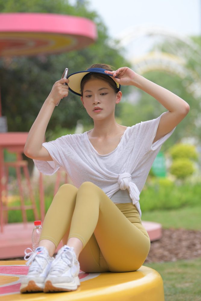 戴着遮阳帽的瑜伽裤女孩J2965 796P1V-27.1GB-虎哥图库