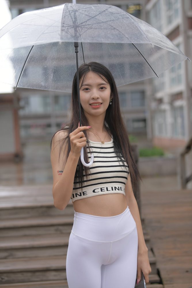 打伞的白色瑜伽裤女孩J2986 622P1V-22.06GB-虎哥图库