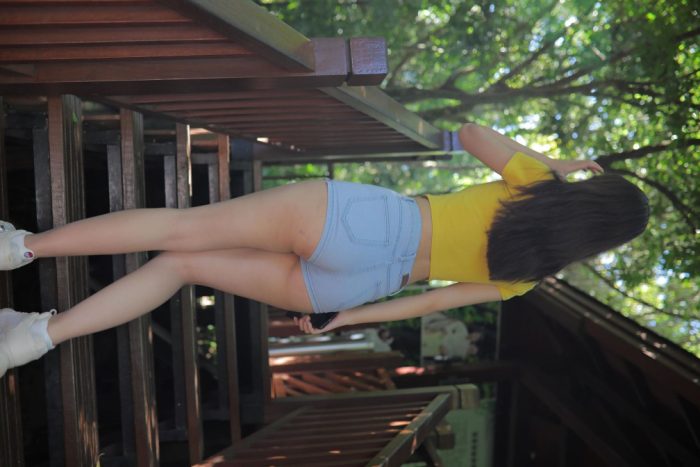 在户外散心的紧身牛仔短裤女孩【536P】00048-虎哥图库