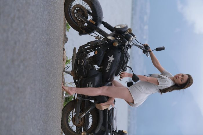 阴雨天在海边骑车的长发女人【156P】00044-虎哥图库