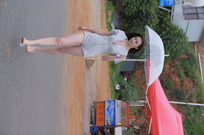 阴雨天在海边骑车的长发女人【156P】00044-虎哥图库