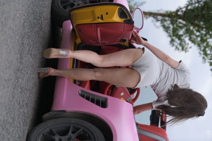 在海边开跑车的连衣短裤女孩【390P】00030-虎哥图库