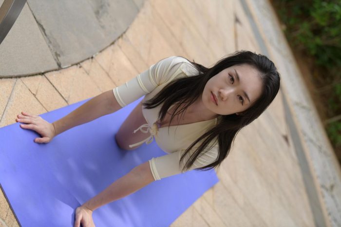 游泳池旁边的比基尼女生【327P】00042-虎哥图库