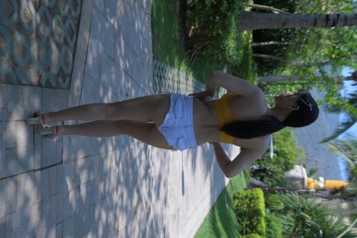 在海南度假的紧身白色短裤女孩【202P】00033-虎哥图库