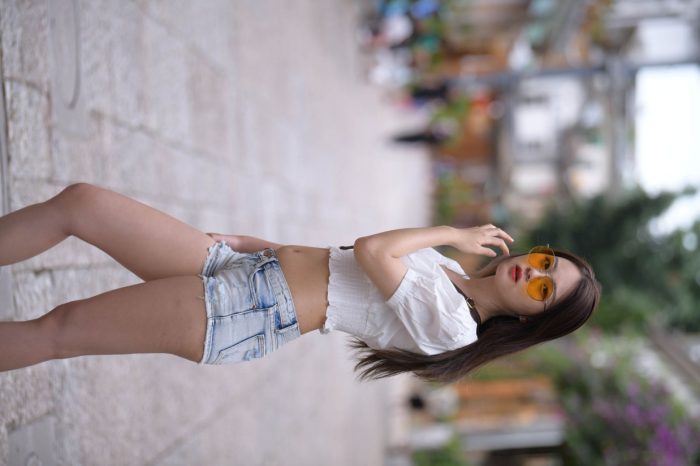 戴太阳镜的牛仔短裤紧身牛仔MM【167P】00021-虎哥图库