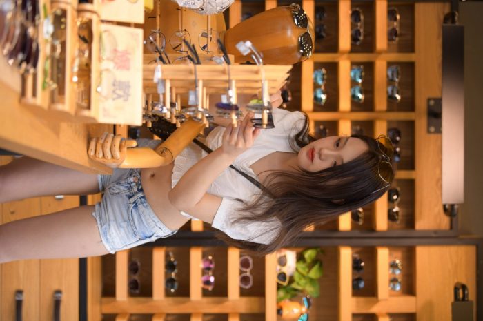 头戴花环的南方姑娘身穿紧身牛仔短裤【161P】00028-虎哥图库