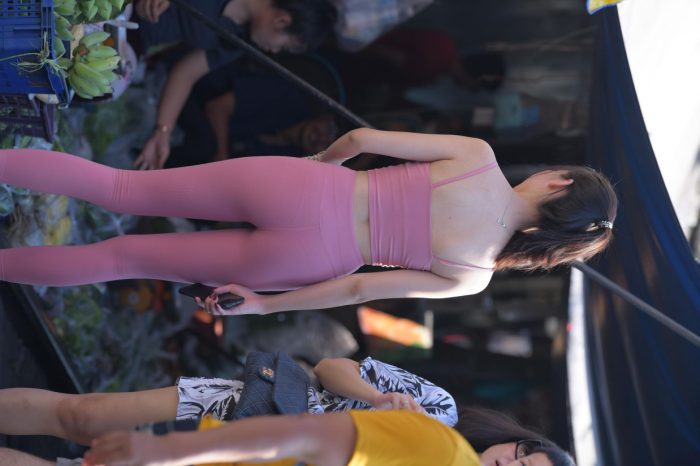 粉色的甜美瑜伽裤女孩在逛街【372P】00057-虎哥图库