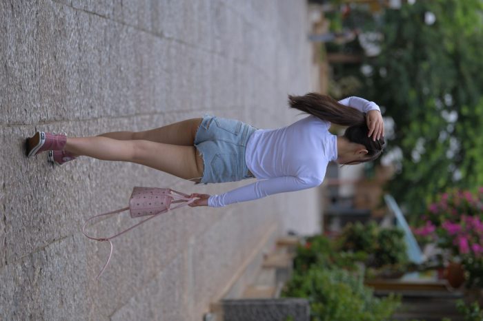 紧身牛仔短裤骑自行车的漂亮女孩【588P】00053-虎哥图库