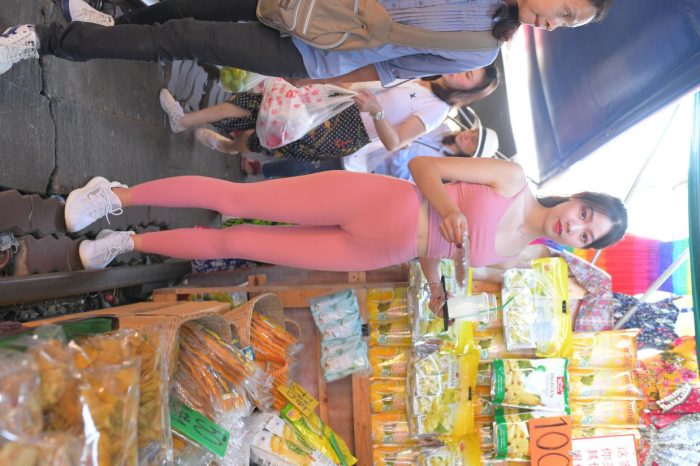 粉色的甜美瑜伽裤女孩在逛街【372P】00057-虎哥图库