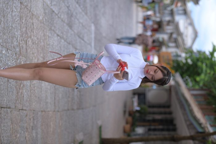 紧身牛仔短裤骑自行车的漂亮女孩【588P】00053-虎哥图库