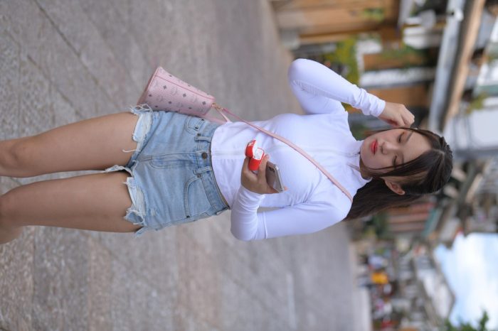 紧身牛仔短裤骑自行车的漂亮女孩【588P】00053-虎哥图库