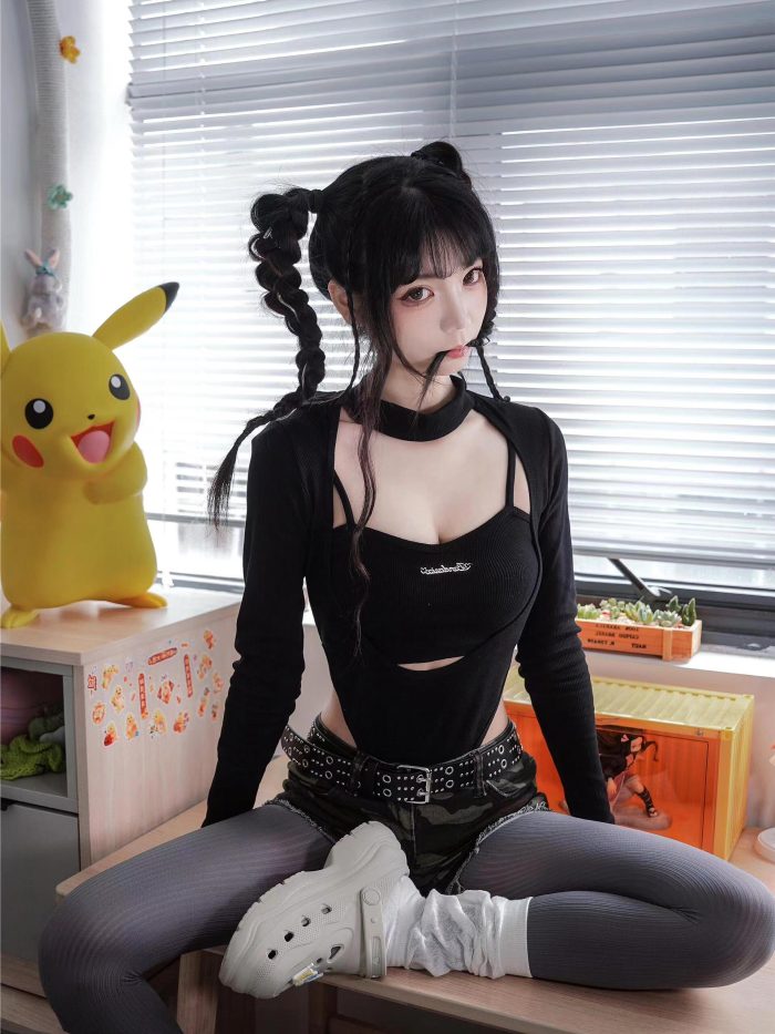 牛仔热裤+灰丝姑娘玩自拍-虎哥图库