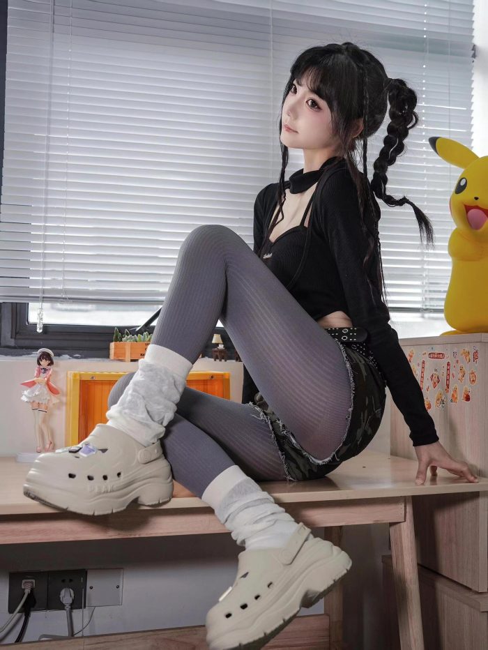 牛仔热裤+灰丝姑娘玩自拍-虎哥图库