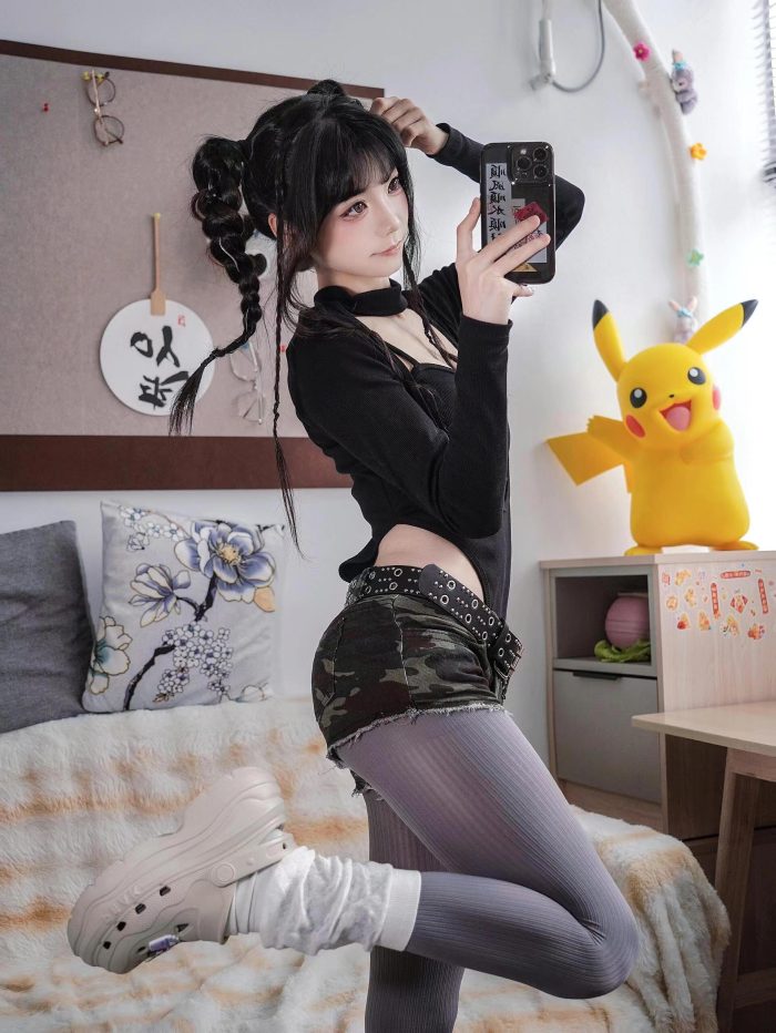 牛仔热裤+灰丝姑娘玩自拍-虎哥图库