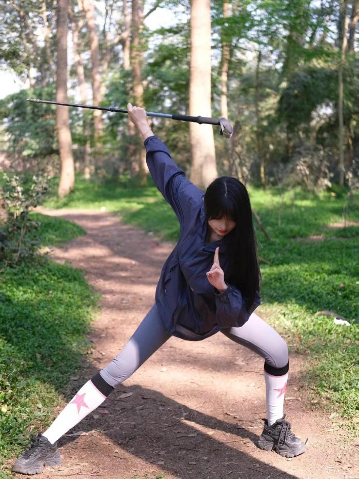 爱爬山的瑜伽裤MM，太甜美了！~-虎哥图库