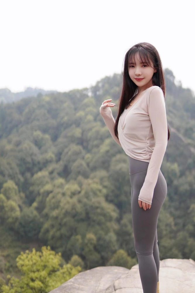 穿瑜伽裤爬山的长发少女-虎哥图库