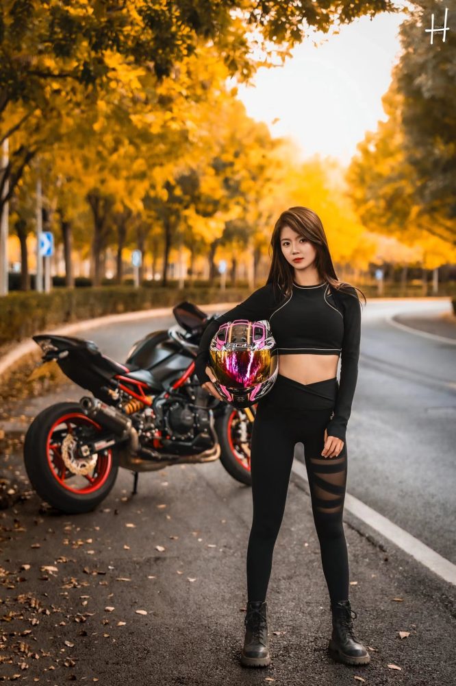 骑摩托车的瑜伽裤美女身材太好了！-虎哥图库