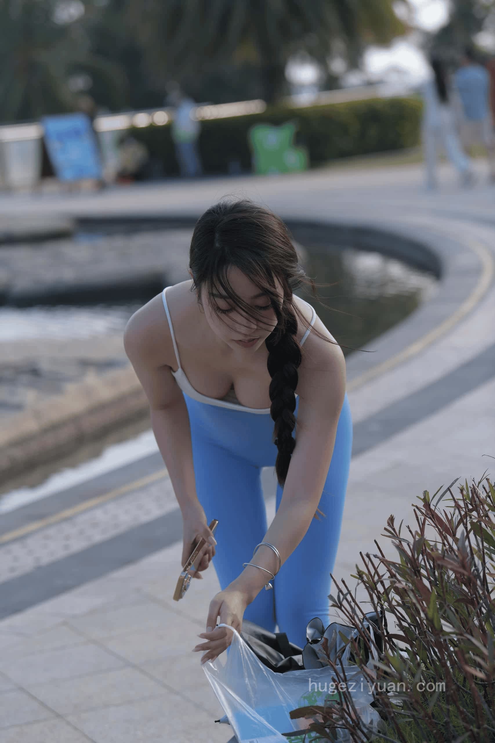 出门游玩的蓝色瑜伽裤妹子【591P】J6087-虎哥图库